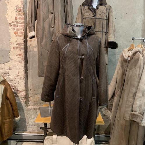 Vintage lammy coat donkerbruin met gestikte biezen M / L, Kleding | Dames, Jassen | Winter, Maat 38/40 (M), Bruin, Ophalen of Verzenden