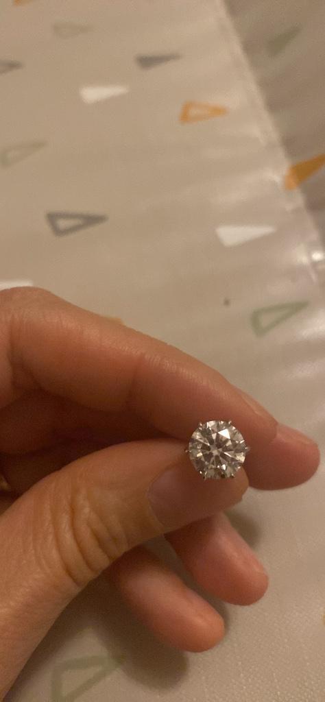 Lab diamonds stud 2 carat each stud gorgeous, Handtassen en Accessoires, Oorbellen, Zo goed als nieuw, Knopjes of Stekers, Goud