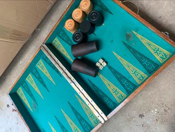 Backgammon set in houten koffer beschikbaar voor biedingen