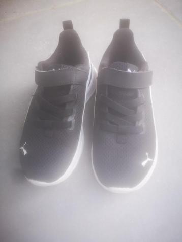 Chaussures de sport Puma taille 30 disponible aux enchères