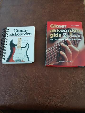 2 boeken guitaarakkoorden beschikbaar voor biedingen