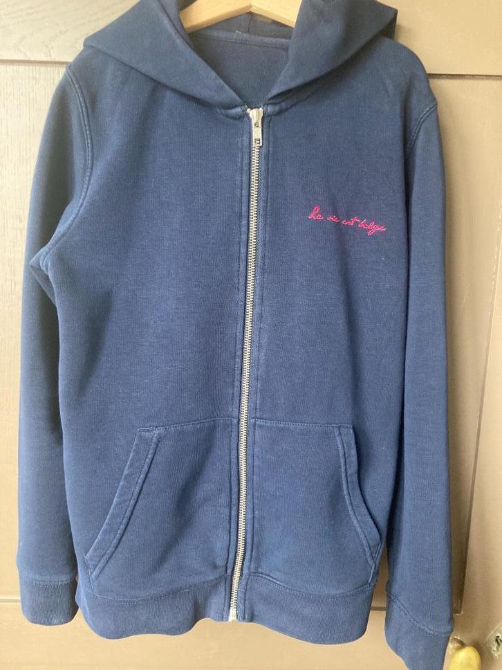 Gilet 9-11 ans La vie est belge (coton bio), Kinderen en Baby's, Kinderkleding | Maat 146, Gebruikt, Jongen of Meisje, Trui of Vest