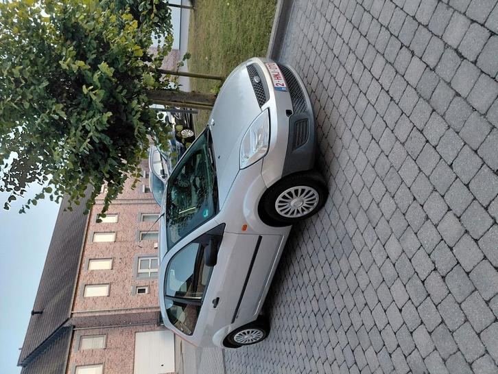 Ford fiesta 1.3 essence 2004, Auto's, Overige Auto's, Particulier, Airbags, Airconditioning, Centrale vergrendeling, Elektrische ramen