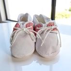 Chaussures pour bébés, pantoufles, blanches, rouges, à demi-, Enfants & Bébés, Neuf, Garçon ou Fille, Enlèvement ou Envoi, Bottines