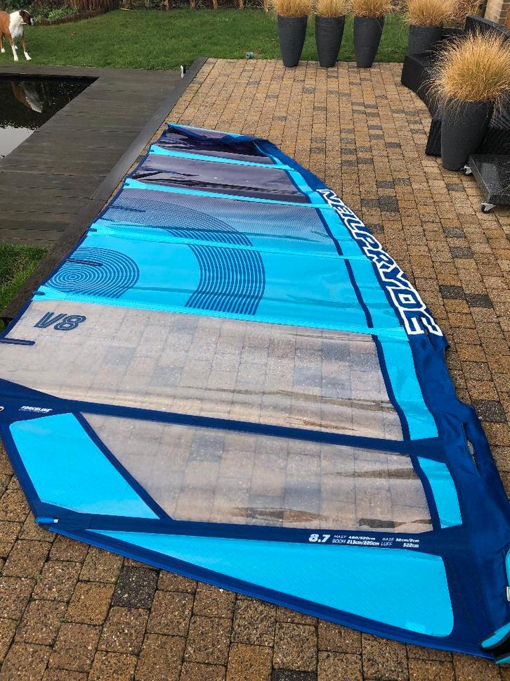 Neilpryde V8 aangeboden, Sports nautiques & Bateaux, Planche à voile, Voile, Enlèvement