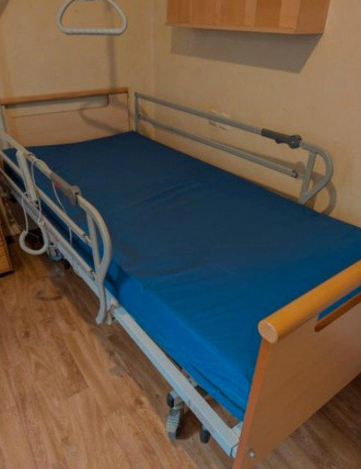 Elektrisch medisch bed (levering mogelijk), Diversen, Verpleegmiddelen, Gebruikt, Ophalen of Verzenden