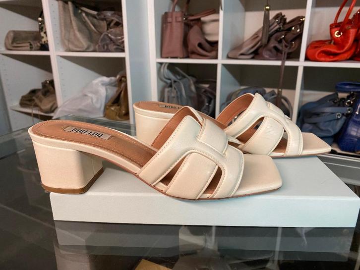 Bibi Lou crèmekleurige instappers - 39, Kleding | Dames, Schoenen, Zo goed als nieuw, Instappers, Beige, Ophalen of Verzenden