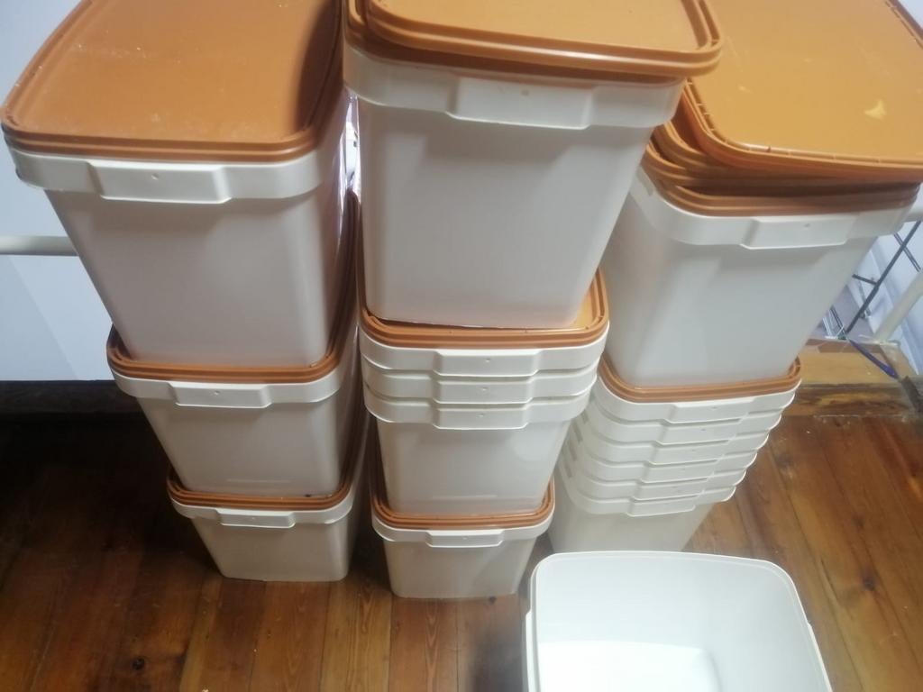 Bac en plastique avec couvercle, Comme neuf, Blanc