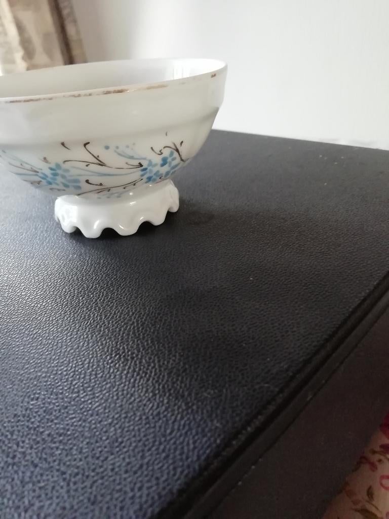 9 Ancienne tasse à café . Porcelaine Marquée DE FUISSEAUX ., Enlèvement, Neuf, Porcelaine