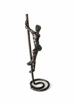 Sculpture abstraite en bronze — Figure grimpante, Enlèvement ou Envoi, Comme neuf