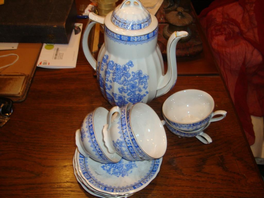 Deel van een porseleinen koffieservies., Antiek en Kunst, Antiek | Servies los, Ophalen