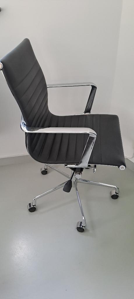 Bureaustoel Eames EA117 replica, Huis en Inrichting, Bureaustoelen, Zo goed als nieuw, Bureaustoel, Zwart, Ophalen