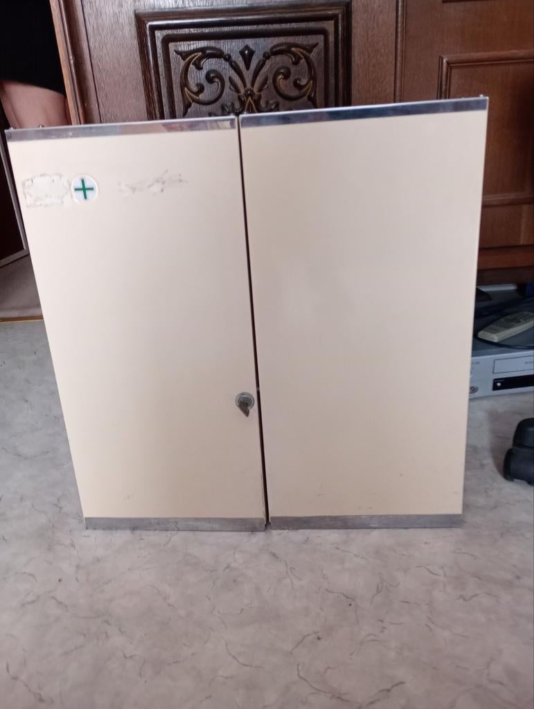 Pharmacie vintage en tôle à prendre, Maison & Meubles, Enlèvement ou Envoi