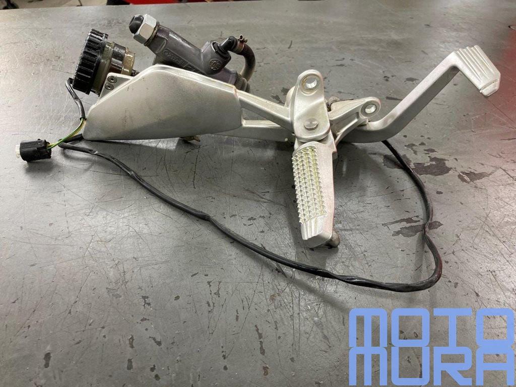 Voetsteun rechts voor de BMW K 1200 S 2004 - 2008 K1200S K12, Motos, Pièces | BMW, Utilisé, Enlèvement ou Envoi