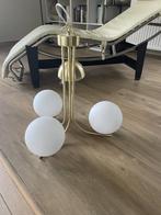 hanglamp mat messing met drie glazen bollen in opaalwit, 75 cm ou plus, Enlèvement ou Envoi, Verre, Utilisé