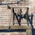 Oude kloosterbel met stevig houten frame . Koperen bel., Ophalen of Verzenden