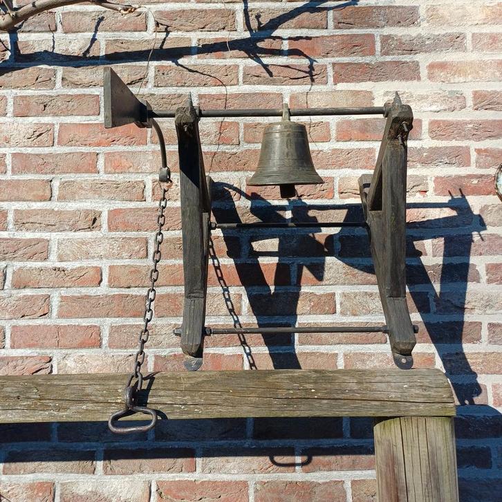 Oude kloosterbel met stevig houten frame . Koperen bel., Antiek en Kunst, Antiek | Klokken, Ophalen of Verzenden