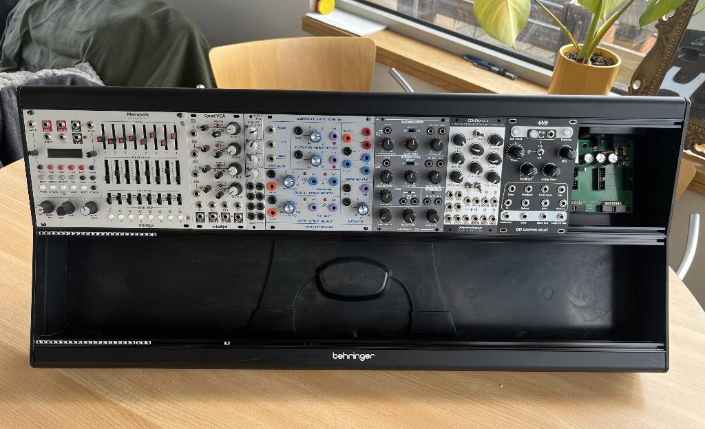 Eurorack modules + case Behringer GO, Muziek en Instrumenten, Soundmodules, Zo goed als nieuw, Ophalen