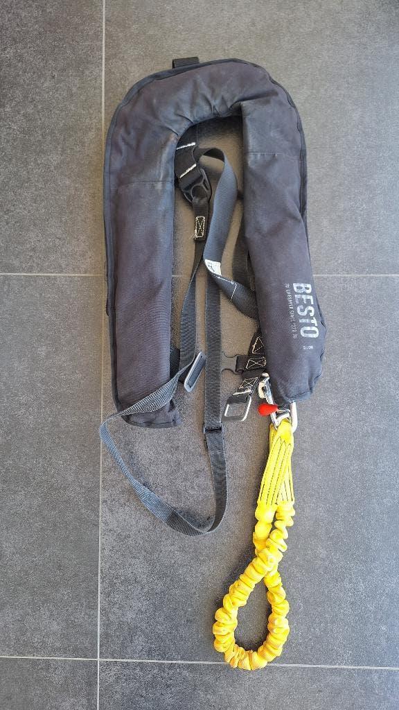 Gilet de sauvetage automatique Besto 300N, Enlèvement ou Envoi, Utilisé, Femme ou Homme, Gilet de sauvetage ou Brassière