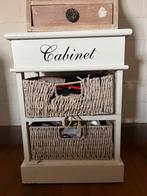 Landelijk wit kastje / nachtkastje met 2 rieten manden, Huis en Inrichting, Slaapkamer | Nachtkastjes, Ophalen, Zo goed als nieuw