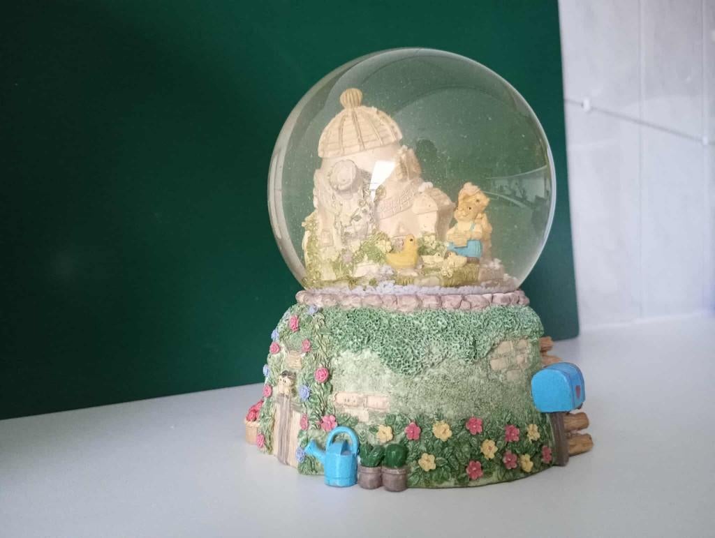 Prachtige sneeuwbol in polyresin – decoratief topstuk !, Verzamelen, Beelden en Beeldjes, Zo goed als nieuw, Fantasy, Ophalen of Verzenden