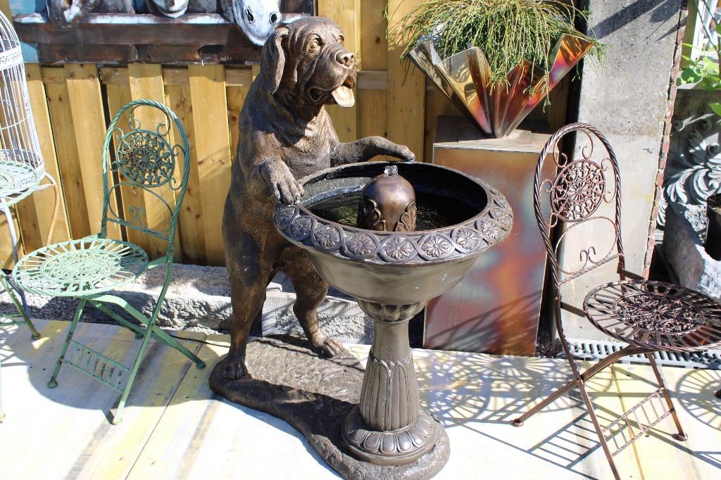 Hond op een bronzen fonteinbak, waterstraal., Ophalen, Nieuw, Overige materialen, Fontein