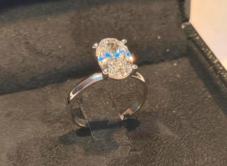 Witgouden ring met ovale VS1 diamant van 2.37 caraat! nieuw!, Bijoux, Sacs & Beauté, Bagues, Neuf, Femme, 17 à 18, Blanc, Or, Avec pierre précieuse
