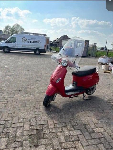 Rode elektrische scooter, Fietsen en Brommers, Scooters | Vespa, Zo goed als nieuw, Klasse A (25 km/u), Elektrisch, Ophalen