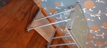 Computertafel beschikbaar voor biedingen