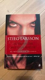 Stieg Larsson- de vrouw die met vuur speelde, Ophalen of Verzenden, Nieuw