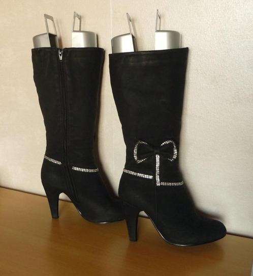 Gratis Zwarte laarzen met strass strik maat 37, versleten, Kleding | Dames, Schoenen, Ophalen of Verzenden