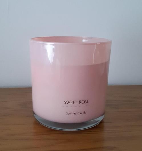 Geurkaars Sweet Rose Scented Candle - 720g 65 uren, Huis en Inrichting, Woonaccessoires | Kandelaars en Kaarsen, Nieuw, Kaars