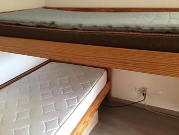 Twee éénpersoonsbedden die ook als stapelbed kan gebruiken beschikbaar voor biedingen