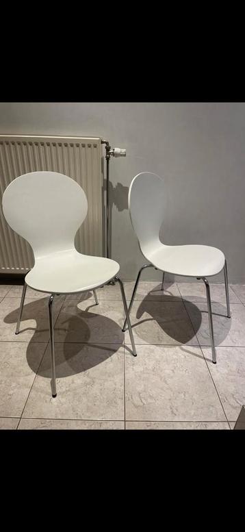 4 witte stoelen