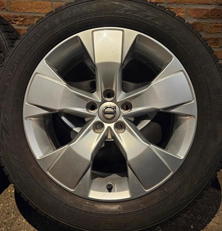 18 inch Volvo XC40 Winterset 5x108 Nokian 5-7mm profiel TPMS, Auto diversen, Overige Auto diversen, Ophalen