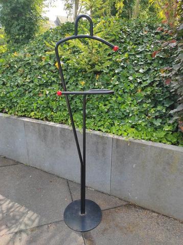 Très joli porte-manteaux noir et rouge beschikbaar voor biedingen