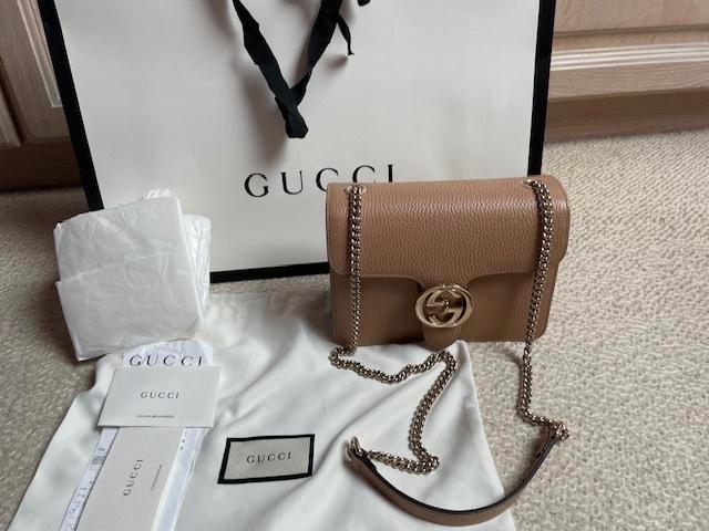 GUCCI sac interlocking neuf (beige/rosé), Handtassen en Accessoires, Tassen | Schoudertassen, Nieuw, Beige, Leer, Ophalen of Verzenden