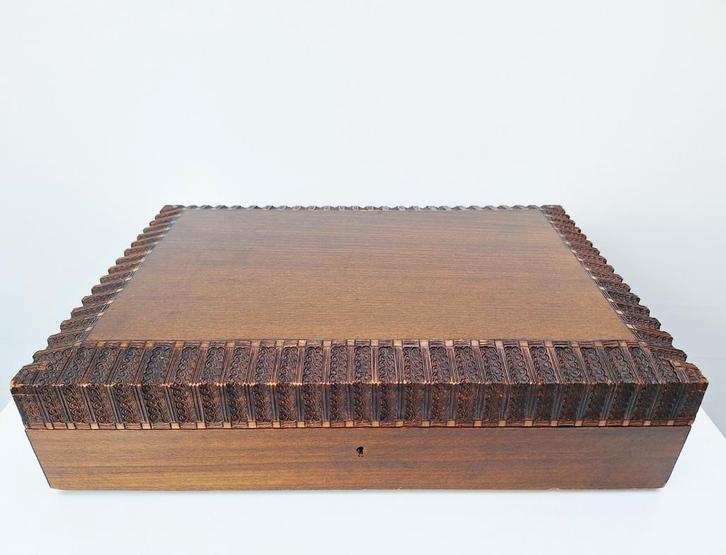 Antieke handbewerkte houten doos, Antiek en Kunst, Antiek | Woonaccessoires, Ophalen of Verzenden