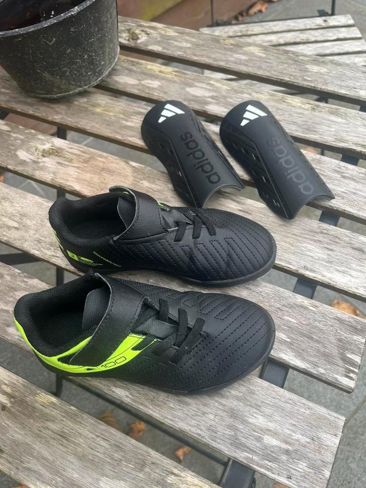 Voetbalschoenen voor kinderen 28 + beenwarmers, Sport en Fitness, Voetbal, Zo goed als nieuw, Schoenen, Ophalen of Verzenden