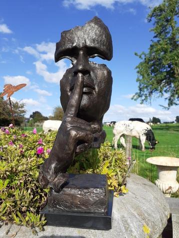 SUPERBE STATUE EN BRONZE SUR SOCLE EN MARBRE (le chut). disponible aux enchères