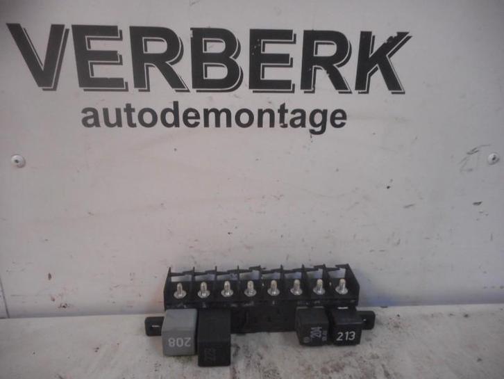 ZEKERINGKAST Audi A6 (C4) (01-1994/10-1997) (4a0941822), Auto-onderdelen, Elektronica en Kabels, Audi, Gebruikt