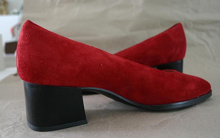 Pumps met lage hak, Mt. 38, Kleding | Dames, Schoenen, Nieuw, Pumps, Rood, Ophalen of Verzenden