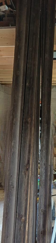 Houten planken beschikbaar voor biedingen