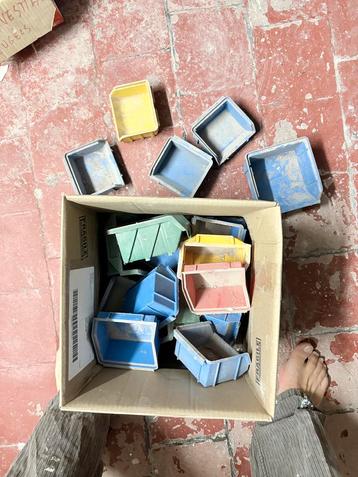 Bakjes voor vijzen, muurbevestiging beschikbaar voor biedingen