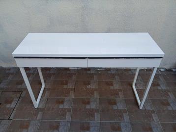 witte bureau  beschikbaar voor biedingen