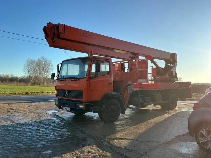 Mercedes-Benz avec plateforme de travail aérienne Lumag 30M, Autos, Camions, Entreprise, Mercedes-Benz, Autres carburants