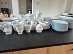 Volledig porseleinen servies met blauwe bloemenrand, Huis en Inrichting, Keuken | Potten en Pannen, Ophalen, Zo goed als nieuw