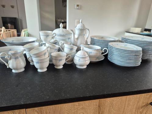 Volledig porseleinen servies met blauwe bloemenrand, Huis en Inrichting, Keuken | Potten en Pannen, Zo goed als nieuw, Ophalen