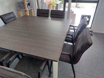 Tafel te koop: 160 cm x 160 cm  beschikbaar voor biedingen