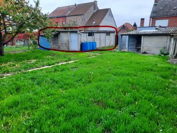 Betonnen garage met profielplaten en oude kasseien  beschikbaar voor biedingen